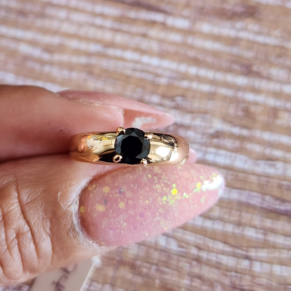 Elegant Gold Ring with Black Stone - Picture 6 of 7